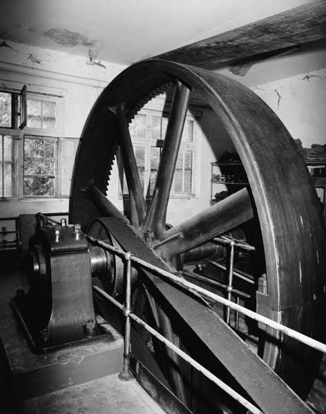Détail : volant d'inertie et d'entraînement.