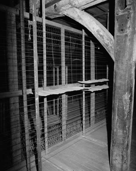 Atelier de fabrication de la filature, devenu pièce de séchage. Vue intérieure. Détail : séchoir à bois déroulé.