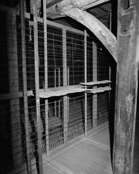 Atelier de fabrication de la filature, devenu pièce de séchage. Vue intérieure. Détail : séchoir à bois déroulé.