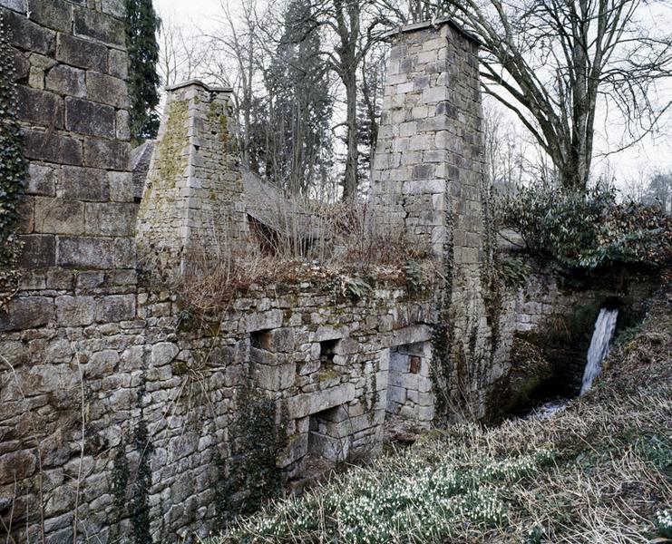 Affinerie, mur sud-est, foyers d'affinerie et chute alimentant le canal des roues.