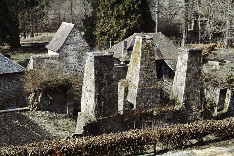 Champsecret. Usine de fabrication des métaux. Affinerie de Varenne. Vue d'ensemble des cheminées. ; Affinerie, vue d'ensemble des cheminées, vue prise du sud-est.
