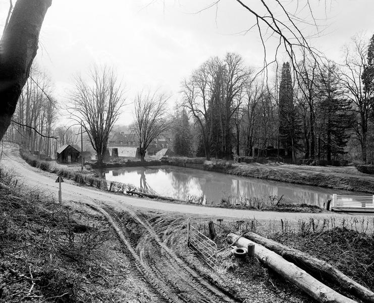 Bassin de retenue (1) de l'affinerie, vue prise du nord-est.