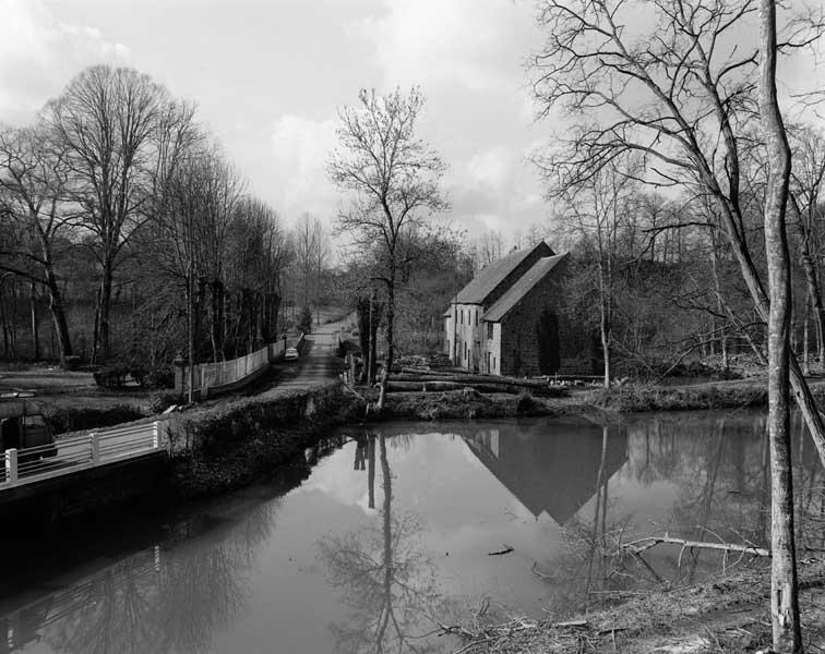 Bassin de retenue (2) de l'affinerie et magasin à fer. Vue prise de l'est.