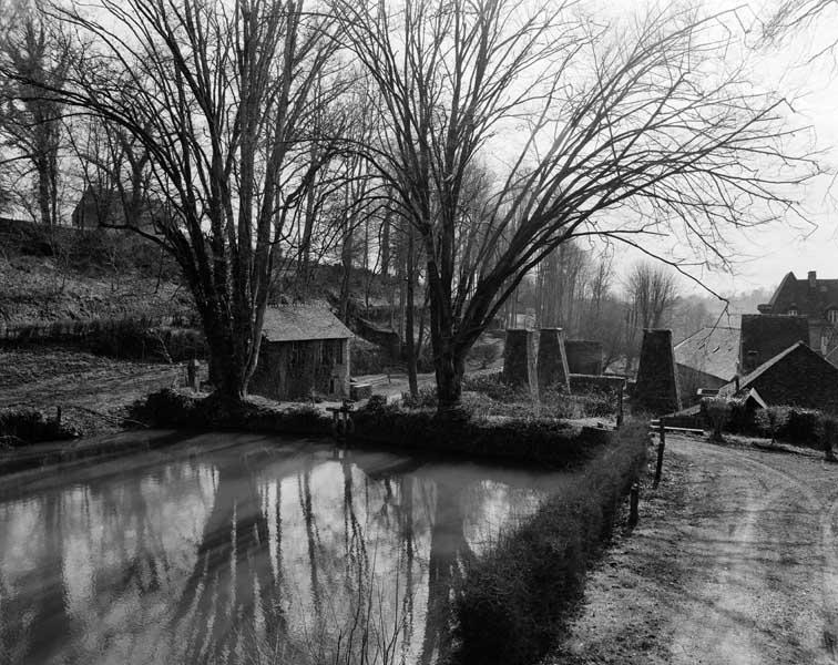 Bassin de retenue de l'affinerie (1), logement d'ouvriers et cheminées de l'affinerie, vue prise du nord-ouest.