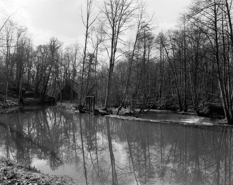 Fenderie, bassin de retenue et vannage de décharge. Vue prise du nord.