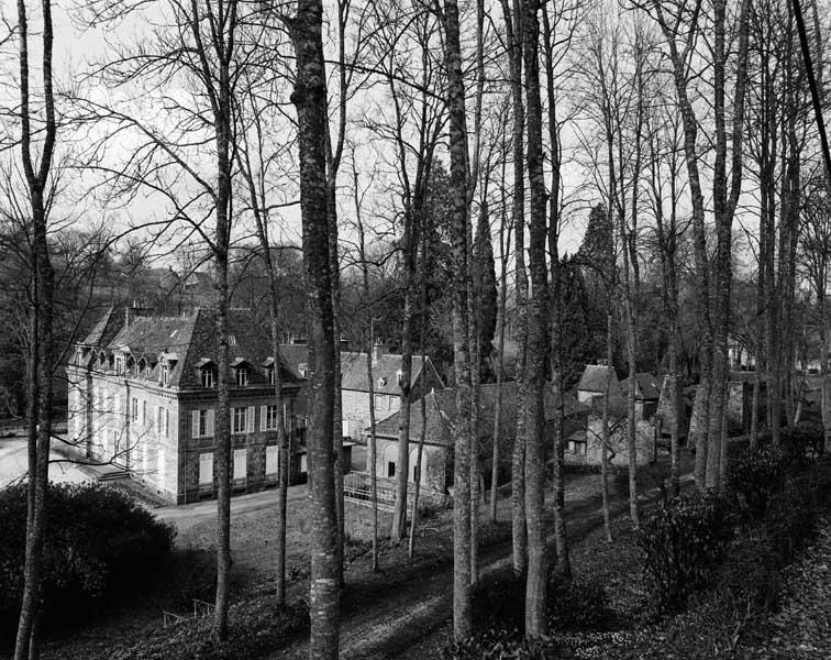 Vue de situation prise du sud-est : château, entrepôt industriel et cheminées de l'affinerie.