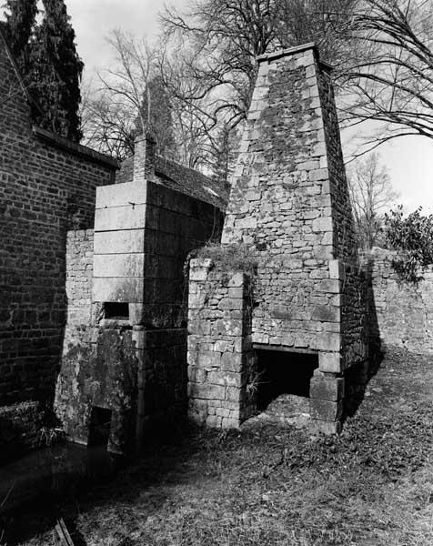 Affinerie, détail : foyer et cheminée de la chaufferie, et partie de canal.