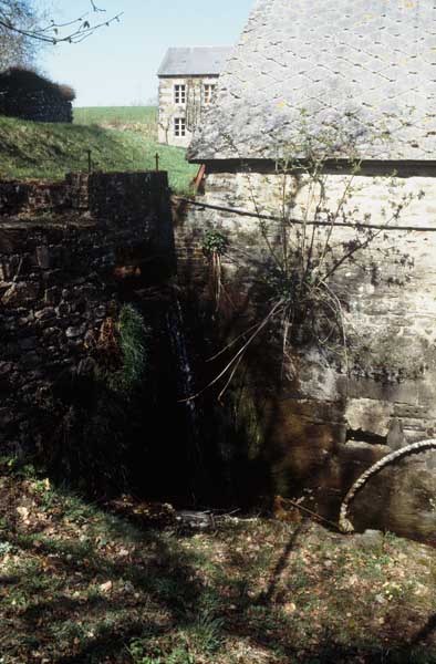 Bâtiment agricole (1), élévation extérieure sud, vue partielle et chute.