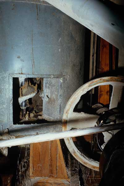 Appareil de nettoyage du blé : orifice de remplissage.