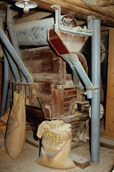 Vue intérieure. Détail : appareil de nettoyage du blé.