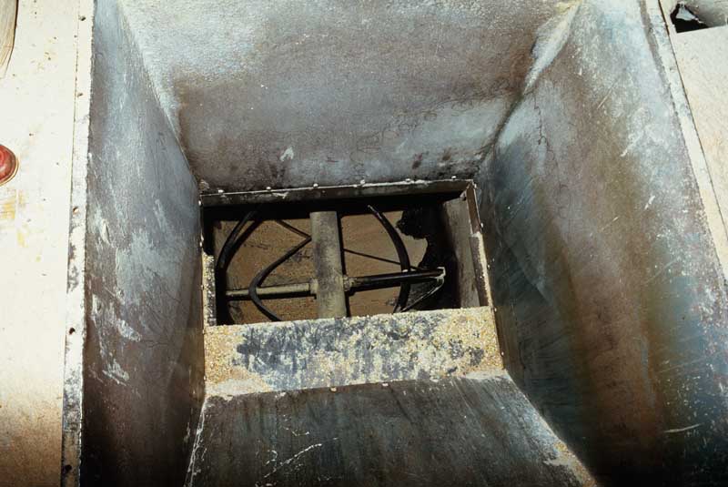 Mélangeuse verticale à farine : vue intérieure.