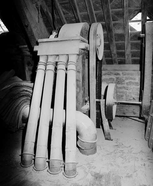 Elévateur et système de distribution vers les plansichters (minoterie).