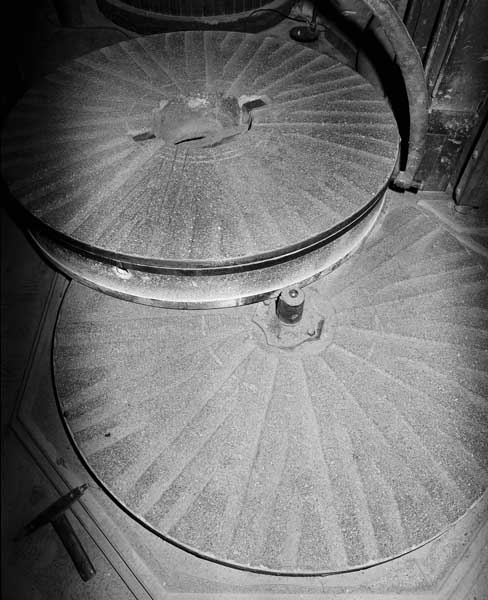 Vue intérieure. Détail : meules (moulin à farine).
