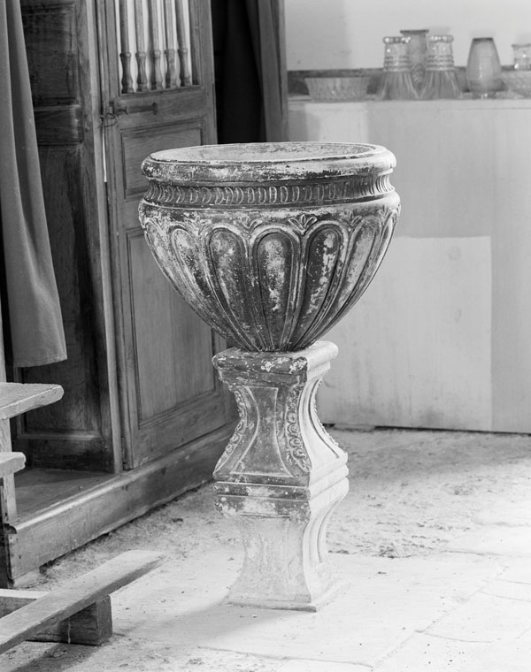 Ensemble de fonts baptismaux (cuve baptismale à infusion) et d'un bénitier de milieu
