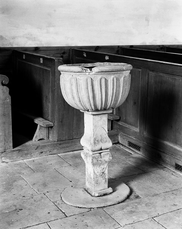 Ensemble des fonts baptismaux (cuve baptismale à infusion) et d'un bénitier de milieu