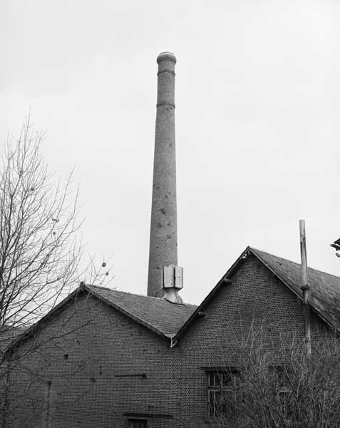 Cheminée d'usine, chaufferie et salle des machines. Vue prise du nord-ouest.
