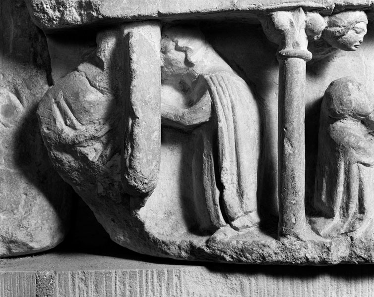 Partie droite, scène n°20. Deux personnages de part et d'autre d'un guichet.