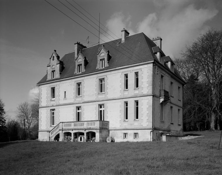 Les Riffets. Maison dite Château. Logis, élévation extérieure est sur jardin. ; Logis, élévation extérieure est sur jardin.