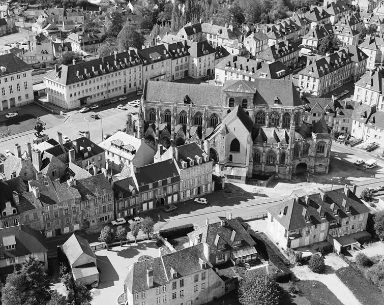 Vue aérienne, élévations extérieures sud.