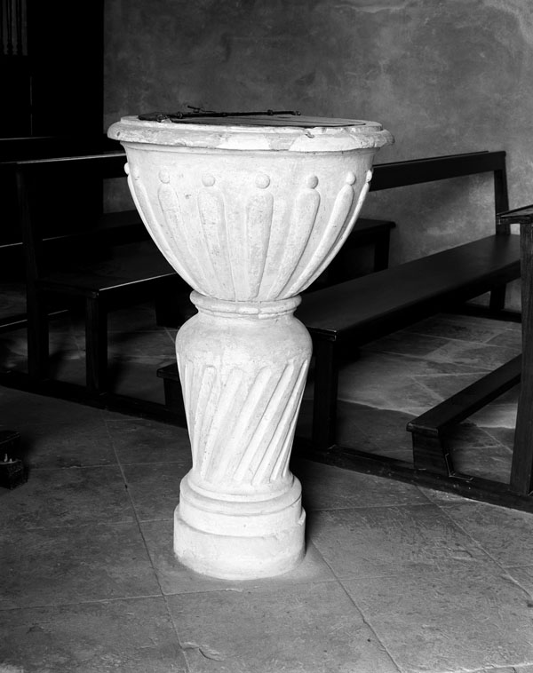 Ensemble des fonts baptismaux (cuve baptismale à infusion) et d'un bénitier de milieu