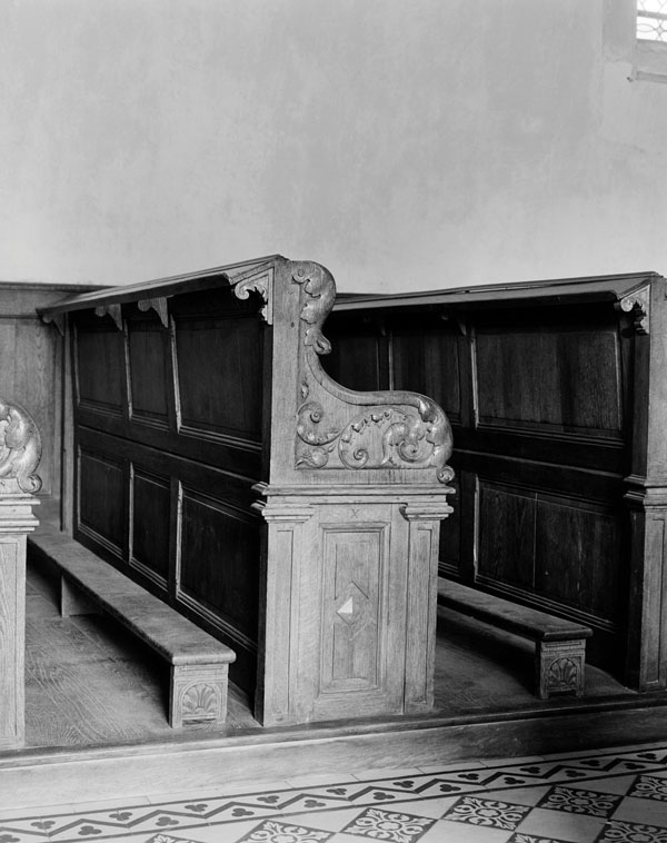 Ensemble de 33 bancs de fidèles (bancs d'église)