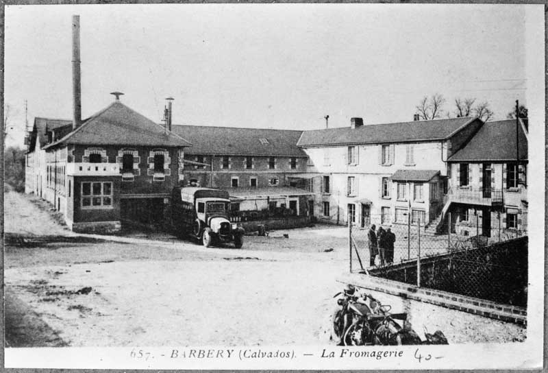 657 - Barbery (Calvados) - La Fromagerie.- Carte postale, s.d., vers 1925. (Collection particulière Seigneurie).