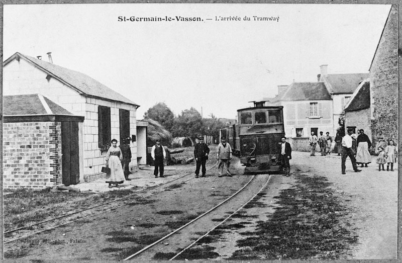 St-Germain-le-Vasson. - L'arrivée du Tramway. [Voie ferrée du tramway Caen Falaise].- Carte postale, début 20e siècle. (Collection particulière Seigneurie).