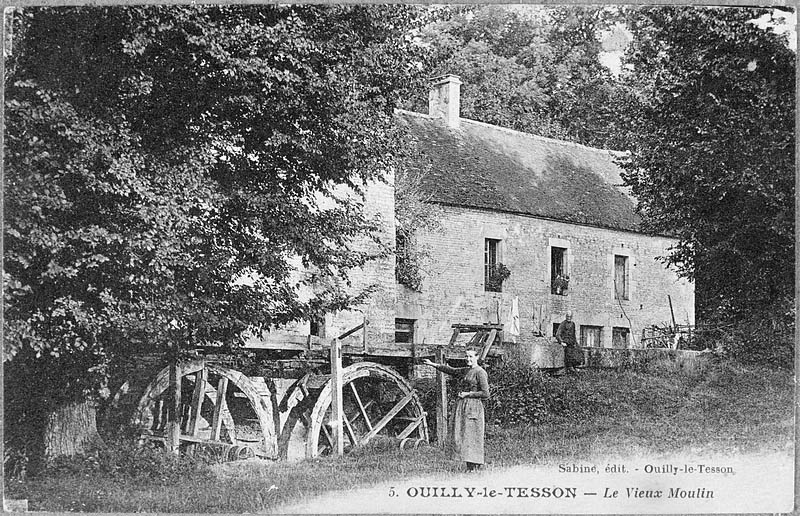 5. OUILLY-LE-TESSON - Le Vieux Moulin.- Carte postale, éd. Sabine, Ouilly-le-Tesson, s.d., début 20e siècle. ; 5. OUILLY-LE-TESSON - Le Vieux Moulin.- Carte postale, éd. Sabine, Ouilly-le-Tesson, s.d., début 20e siècle. (Collection particulière Seigneurie).