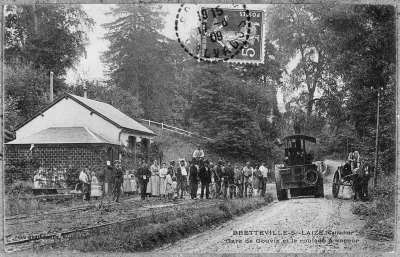 BRETTEVILLE-S/-LAIZE (Calvados) - Gare de Gouvix et le rouleau à vapeur.- Carte postale, vers 1909. (Collection particulière Seigneurie).