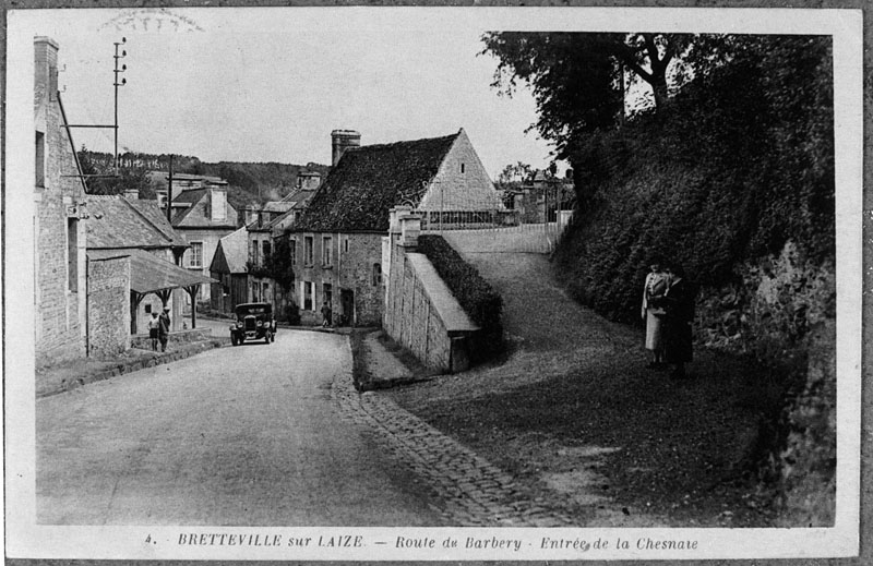 4. - BRETTEVILLE sur LAIZE. - Route de Barbery - Entrée de la Chesnaie.- Carte postale, début 20e siècle. (Collection particulière Seigneurie).