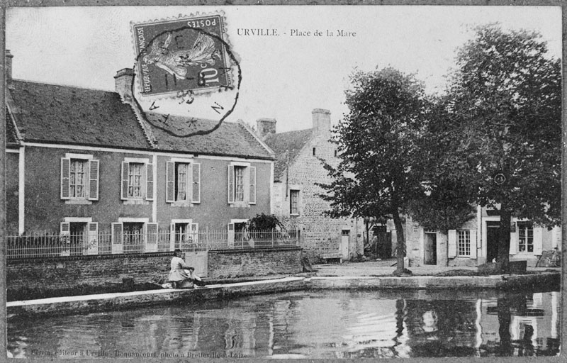 URVILLE - Place de la Mare.- Carte postale, Roquancourt, éd. Bertin, 1899. (Collection particulière Seigneurie).