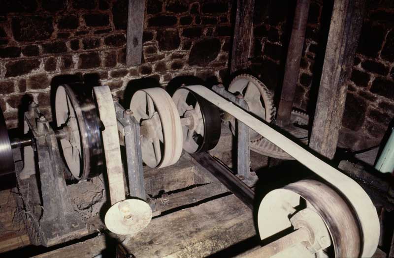 Détail : engrenages et courroies de tranmission.