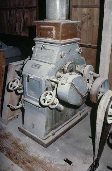Broyeur à cylindre (minoterie) "Louis Quillery, ingénieur constructeur, Esures, Indre et Loire".