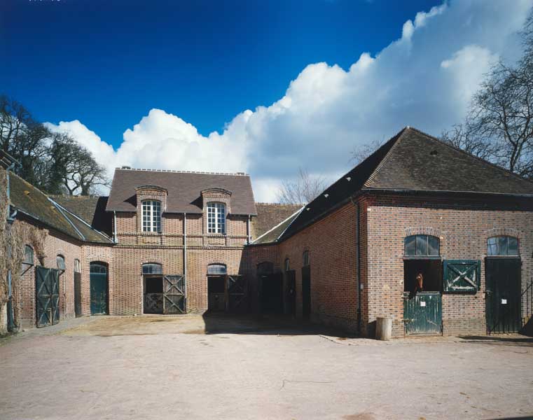 Infirmerie vétérinaire, partie est de la cour, entourée d'écuries sur trois côtés.