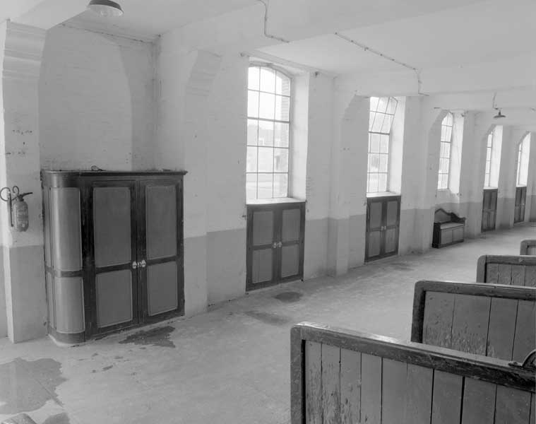 Ecurie des petits étalons, vue intérieure, ensemble de meubles d'écurie : armoire, placards, bancs-coffres-couchettes.