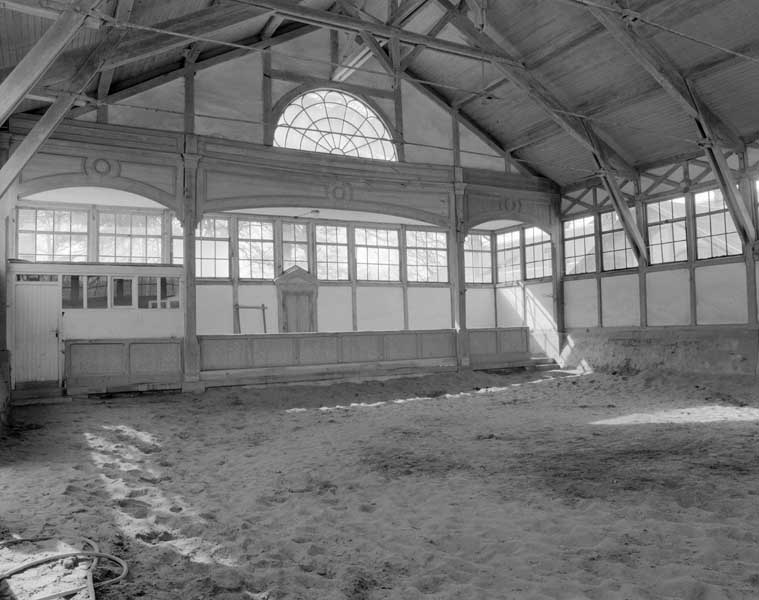 Le hangar de monte, vue intérieure, tribune sur le côté sud.