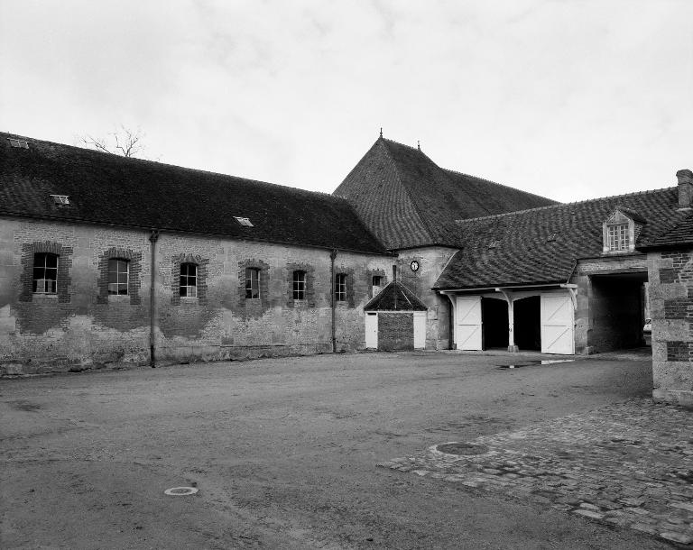 Cour Garsault : bâtiment ouest, ancien petit manège, actuellement écurie n°5 et bâtiment nord.