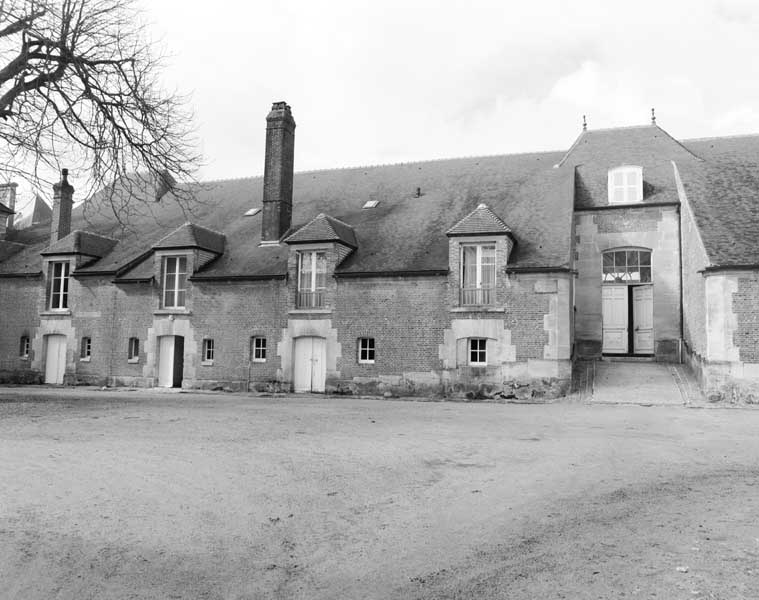 Anciens bûchers et celliers, élévation sur la cour d'Abzac, et porte est de l'Ecurie des petits étalons.