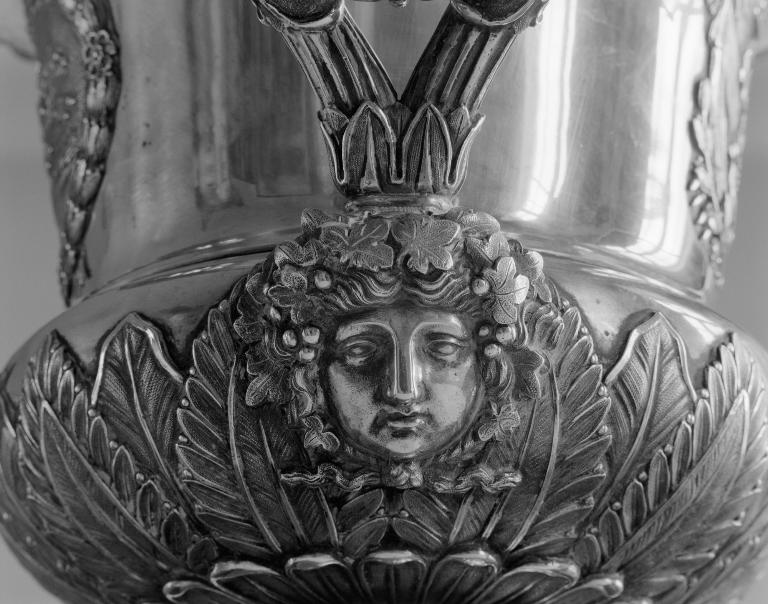 Vase médicis décoratif : trophée équestre