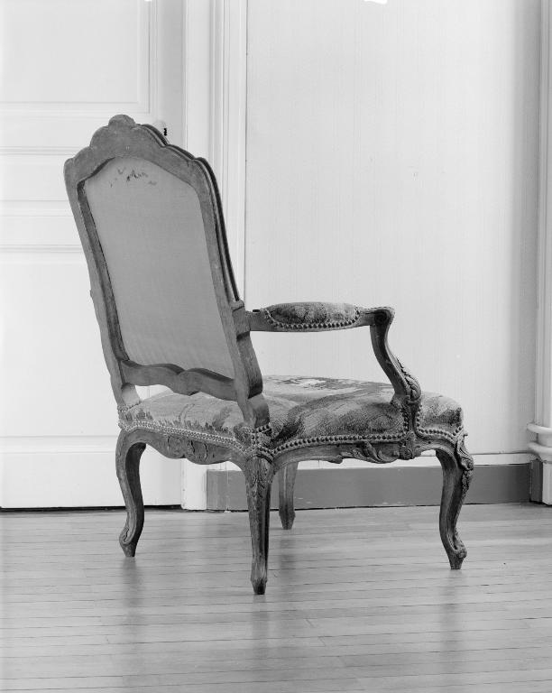Ensemble d'un canapé et de 4 fauteuils à la reine de style Louis XV