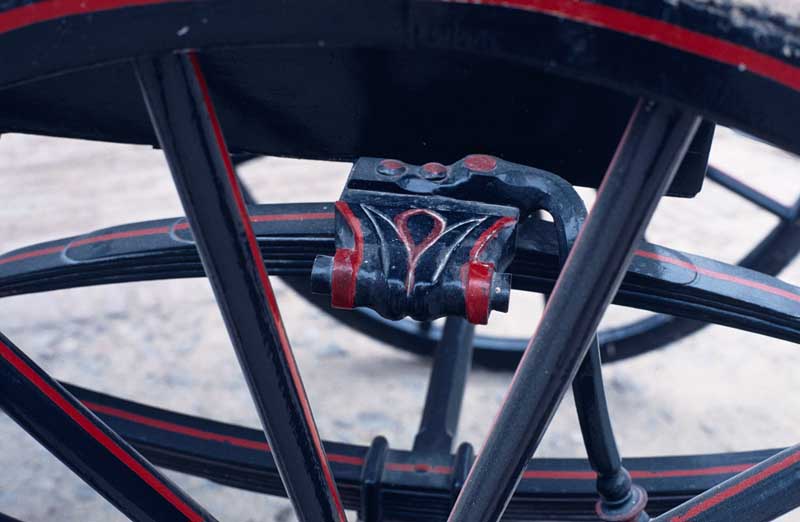 Détail : suspension par ressorts elliptiques.