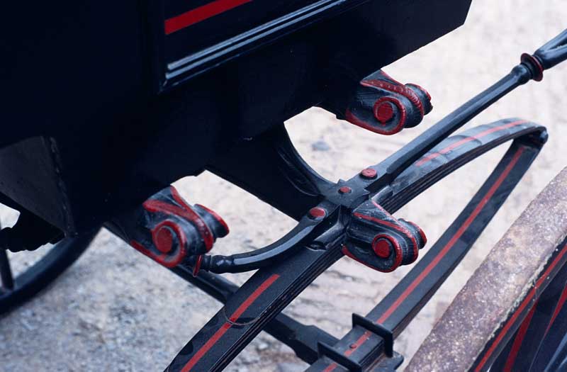 Détail : suspension par ressorts elliptiques.