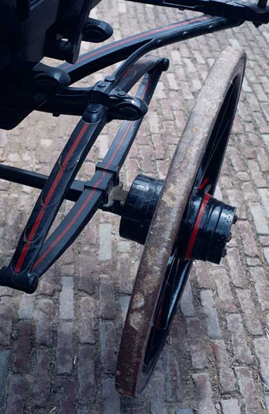 Détail : suspension par ressorts elliptiques.