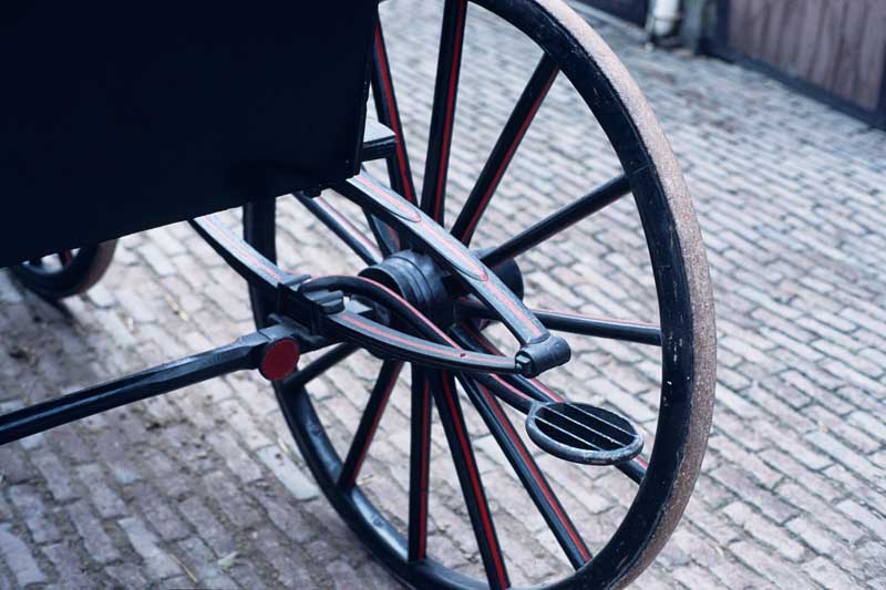 Détail : roue arrière et suspension par ressorts elliptiques.