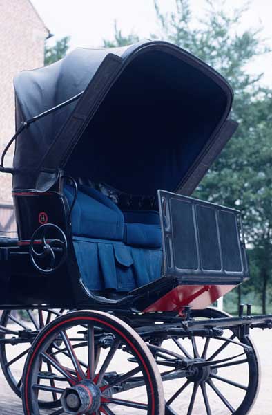 Détail : siège antérieur avec la capote relevée.