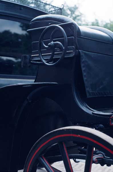 Le volant vertical actionne la mécanique.