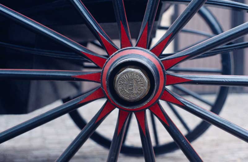Détail : marque sur le chapeau de roue Rothschild & Fils.