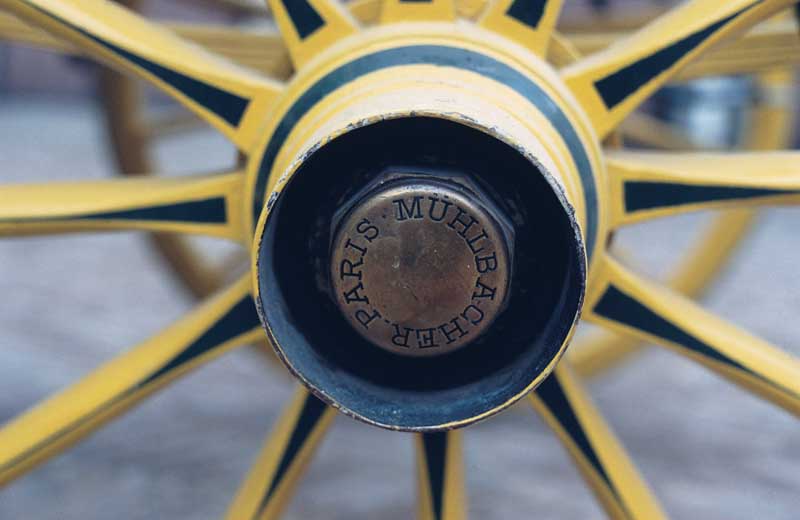 Détail : marque du carrossier sur un chapeau de roue : Mülhbacher Paris.