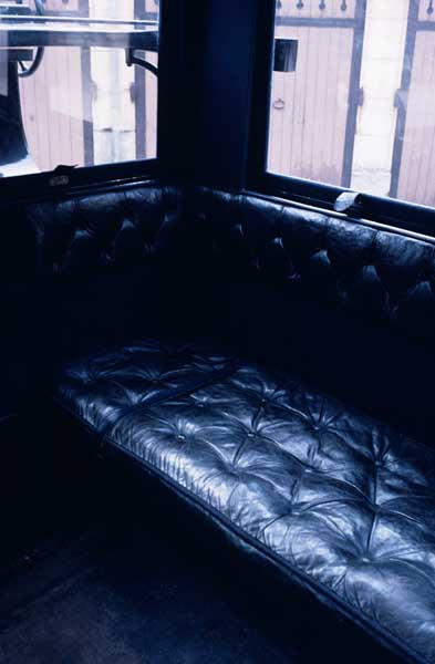 Vue intérieure, détail : banquette capitonnée de cuir noir.