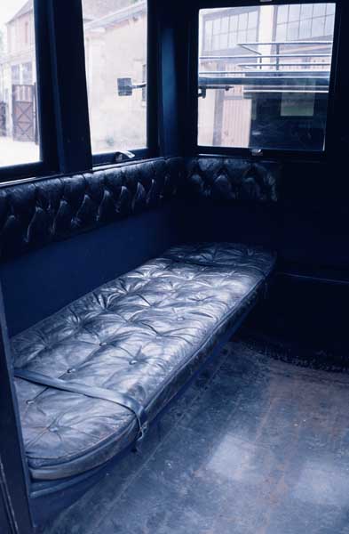 Vue intérieure, détail : banquette capitonnée de cuir noir.